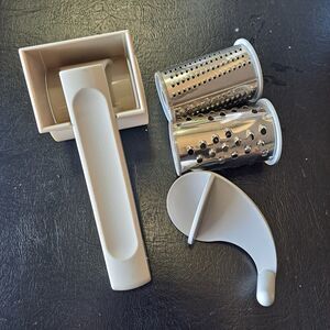 Pampered Chef Deluxe Rotary Cheese / Chocolate Grinder Grater #1275 w/ 2 Blades